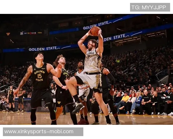 马刺全队六人得分上双福克斯31分哈珀16分展现团队实力 马刺全队六人得分上双福克斯31分哈珀16分展现团队实力